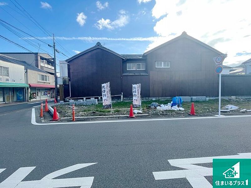 周辺は落ち着いた街並みの住宅地！子育てがしやすい住環境です！まだ未完成ですが、現地でしかわからない事もございます。是非一度ご覧ください。