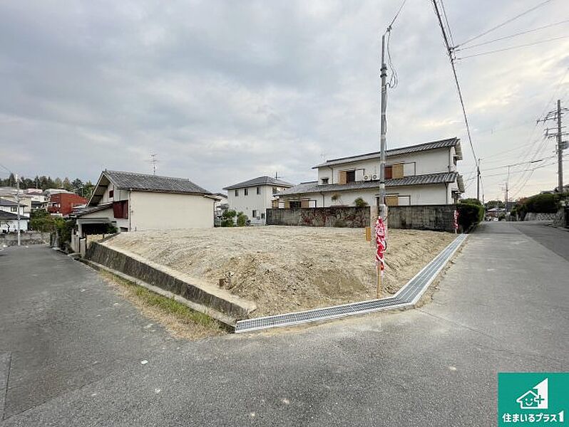 周辺は落ち着いた街並みの住宅地！子育てがしやすい住環境です！まだ未完成ですが、現地でしかわからない事もございます。是非一度ご覧ください。