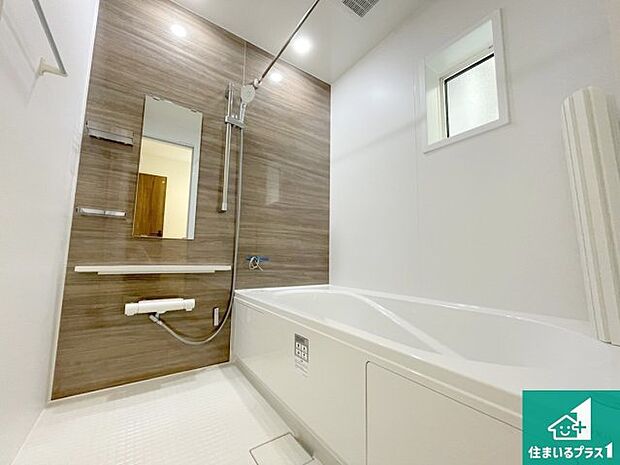 足をゆったり伸ばして寛げる浴槽です。窓が設けられていますので差し込む光が明るく穏やかな雰囲気にしてくれます♪浴室乾燥機も設置しているので、雨の日の洗濯物も安心です♪