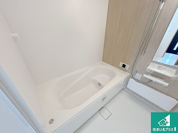 足をゆったり伸ばして寛げる浴槽です。窓が設けられていますので差し込む光が明るく穏やかな雰囲気にしてくれます♪浴室乾燥機も設置しているので、雨の日の洗濯物も安心です♪