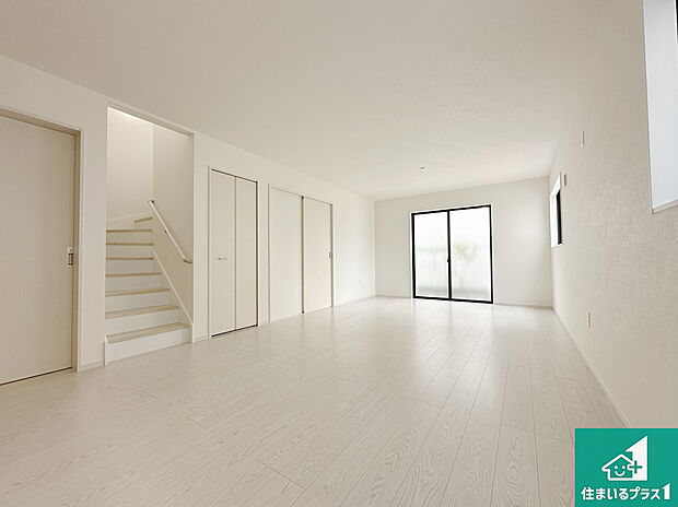 シンプルなリビングは、観葉植物等のインテリアを楽しめますね!パパ好みにも、ママ好みにも家具次第で雰囲気を変えることができます!