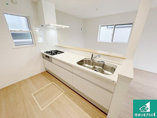 リビングと統一感があり、使い勝手のいいキッチン。広々としているので、二人並んで作業が出来ちゃいます。お子様と一緒に色々なお料理に挑戦できるスペースがあります。