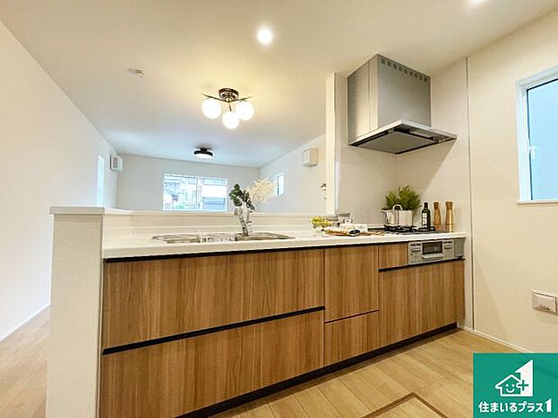 リビングと統一感があり、使い勝手のいいキッチン。広々としているので、二人並んで作業が出来ちゃいます。お子様と一緒に色々なお料理に挑戦できるスペースがあります。