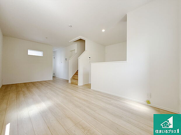 日当たり良好の明るいリビングで朝の目覚めもスッキリできそう!対面キッチンでご家族のコミュニケーションも自然と増える設計!小さなお子様が遊ぶスペースを作っても広々とくつろげるLDK!