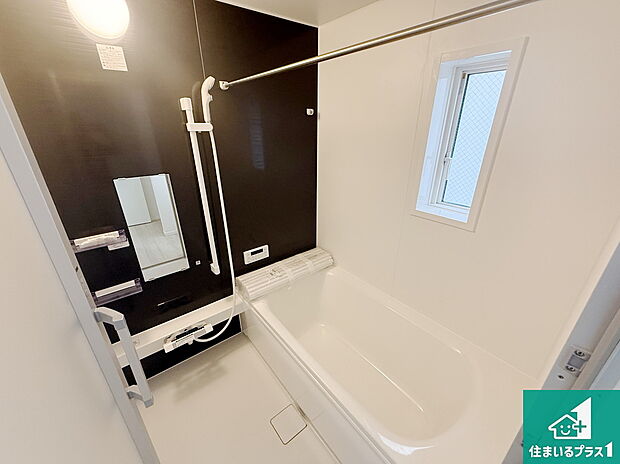 足をゆったり伸ばして寛げる浴槽です。窓が設けられていますので差し込む光が明るく穏やかな雰囲気にしてくれます♪浴室乾燥機も設置しているので、雨の日の洗濯物も安心です♪