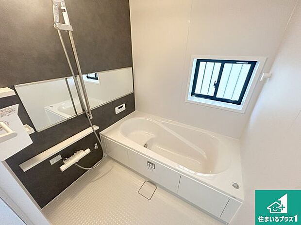 足をゆったり伸ばして寛げる浴槽です。窓が設けられていますので差し込む光が明るく穏やかな雰囲気にしてくれます♪浴室乾燥機も設置しているので、雨の日の洗濯物も安心です♪