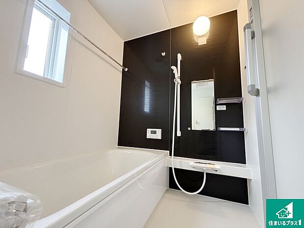 足をゆったり伸ばして寛げる浴槽です。窓が設けられていますので差し込む光が明るく穏やかな雰囲気にしてくれます♪浴室乾燥機も設置しているので、雨の日の洗濯物も安心です♪