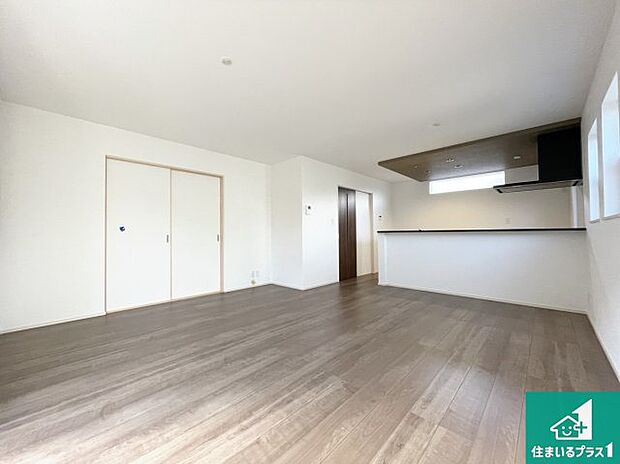 日当たり良好の明るいリビングで朝の目覚めもスッキリできそう!対面キッチンでご家族のコミュニケーションも自然と増える設計!小さなお子様が遊ぶスペースを作っても広々とくつろげるLDK!