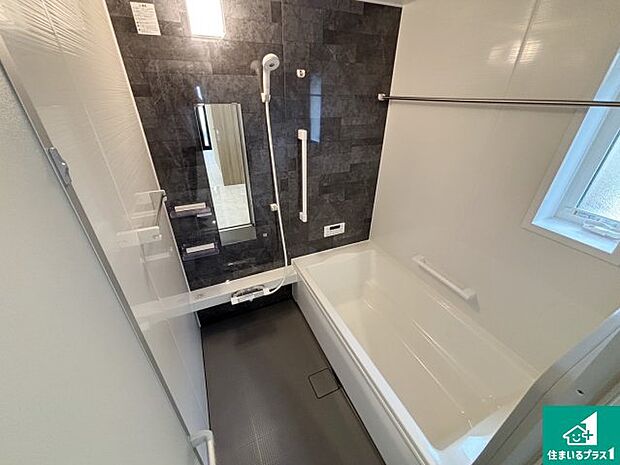 足をゆったり伸ばして寛げる浴槽です。窓が設けられていますので差し込む光が明るく穏やかな雰囲気にしてくれます♪浴室乾燥機も設置しているので、雨の日の洗濯物も安心です♪