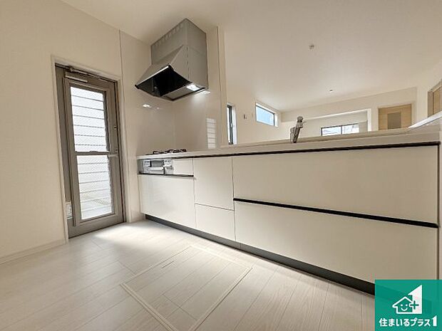 太陽の光が差し込むとっても明るいリビング!思わず微笑みたくなる居心地の良さ。家族団らんの時間も増えそうなくつろぎのLDKで、住む人のこだわりを活かすゆとりある空間♪