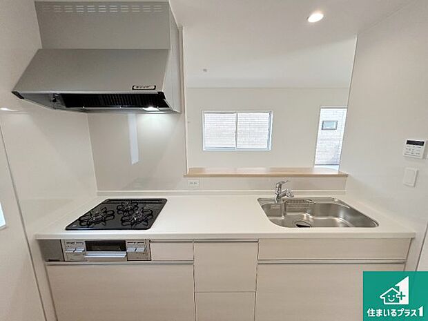 明るいリビングで朝の目覚めもスッキリできそう!対面キッチンでご家族のコミュニケーションも自然と増える設計!小さなお子様が遊ぶスペースを作っても広々とくつろげるLDK!