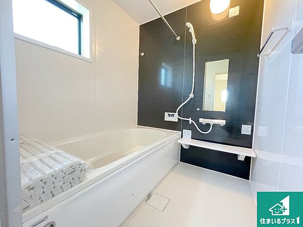 足をゆったり伸ばして寛げる浴槽です。窓が設けられていますので差し込む光が明るく穏やかな雰囲気にしてくれます♪浴室乾燥機も設置しているので、雨の日の洗濯物も安心です♪