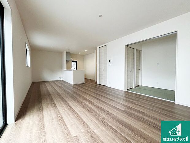 シンプルなリビングは、観葉植物等のインテリアを楽しめますね!パパ好みにも、ママ好みにも家具次第で雰囲気を変えることができます!