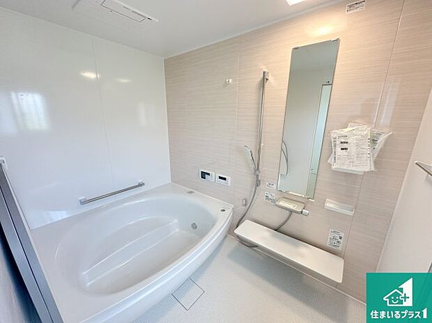 足をゆったり伸ばして寛げる浴槽です。窓が設けられていますので差し込む光が明るく穏やかな雰囲気にしてくれます♪浴室乾燥機も設置しているので、雨の日の洗濯物も安心です♪