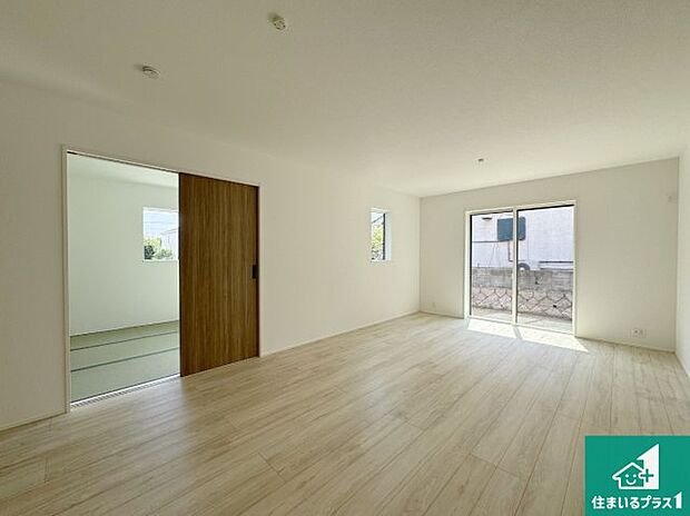 リビングと統一感があり、使い勝手のいいキッチン。広々としているので、二人並んで作業が出来ちゃいます。お子様と一緒に色々なお料理に挑戦できるスペースがあります。