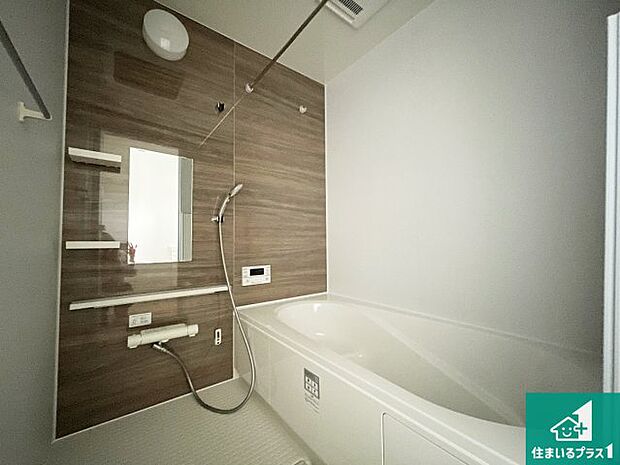 足をゆったり伸ばして寛げる浴槽です。窓が設けられていますので差し込む光が明るく穏やかな雰囲気にしてくれます♪浴室乾燥機も設置しているので、雨の日の洗濯物も安心です♪