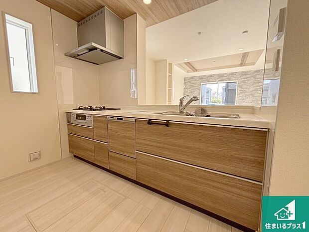 リビングと統一感があり、使い勝手のいいキッチン。広々としているので、二人並んで作業が出来ちゃいます。お子様と一緒に色々なお料理に挑戦できるスペースがあります。