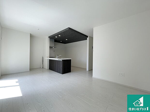 日当たり良好の明るいリビングで朝の目覚めもスッキリできそう!対面キッチンでご家族のコミュニケーションも自然と増える設計!小さなお子様が遊ぶスペースを作っても広々とくつろげるLDK!