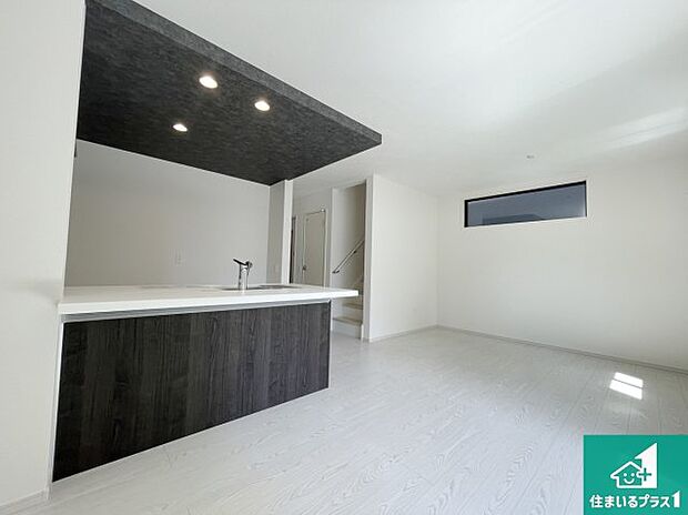 シンプルなリビングは、観葉植物等のインテリアを楽しめますね!パパ好みにも、ママ好みにも家具次第で雰囲気を変えることができます!