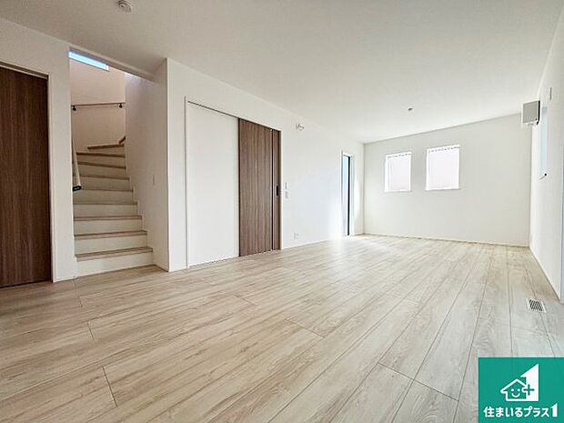 日当たり良好の明るいリビングで朝の目覚めもスッキリできそう!対面キッチンでご家族のコミュニケーションも自然と増える設計!小さなお子様が遊ぶスペースを作っても広々とくつろげるLDK!