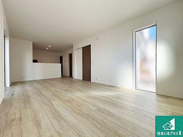 シンプルなリビングは、観葉植物等のインテリアを楽しめますね!パパ好みにも、ママ好みにも家具次第で雰囲気を変えることができます!