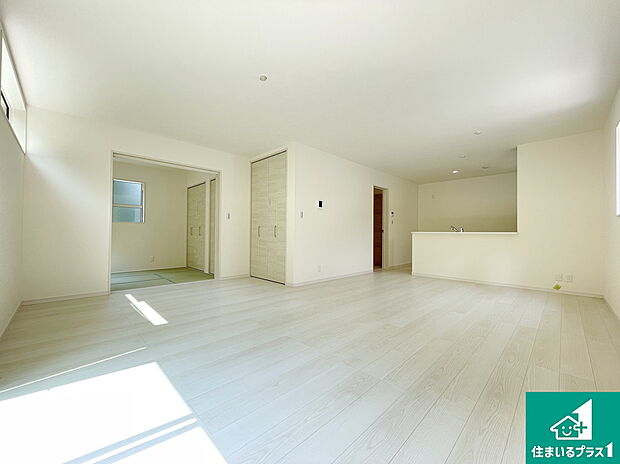 シンプルなリビングは、観葉植物等のインテリアを楽しめますね!パパ好みにも、ママ好みにも家具次第で雰囲気を変えることができます!