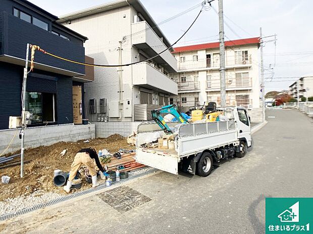 周辺は落ち着いた街並みの住宅地!子育てがしやすい住環境です!まだ未完成ですが、現地でしかわからない事もございます。是非一度ご覧ください。