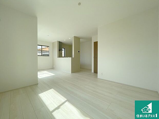 日当たり良好の明るいリビングで朝の目覚めもスッキリできそう!対面キッチンでご家族のコミュニケーションも自然と増える設計!小さなお子様が遊ぶスペースを作っても広々とくつろげるLDK!