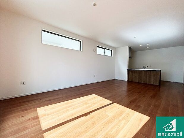 日当たり良好の明るいリビングで朝の目覚めもスッキリできそう!対面キッチンでご家族のコミュニケーションも自然と増える設計!小さなお子様が遊ぶスペースを作っても広々とくつろげるLDK!