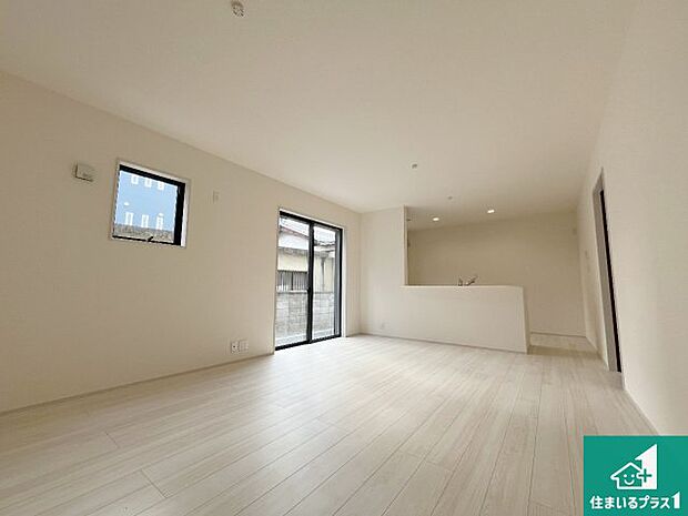 シンプルなリビングは、観葉植物等のインテリアを楽しめますね!パパ好みにも、ママ好みにも家具次第で雰囲気を変えることができます!