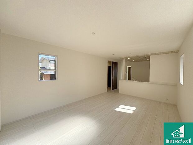 日当たり良好の明るいリビングで朝の目覚めもスッキリできそう!対面キッチンでご家族のコミュニケーションも自然と増える設計!小さなお子様が遊ぶスペースを作っても広々とくつろげるLDK!