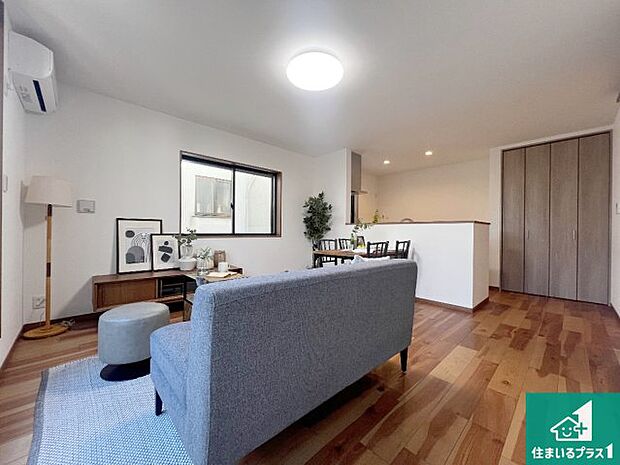 シンプルなリビングは、観葉植物等のインテリアを楽しめますね!パパ好みにも、ママ好みにも家具次第で雰囲気を変えることができます!