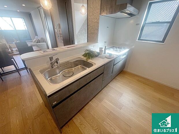 リビングと統一感があり、使い勝手のいいキッチン。広々としているので、二人並んで作業が出来ちゃいます。お子様と一緒に色々なお料理に挑戦できるスペースがあります。