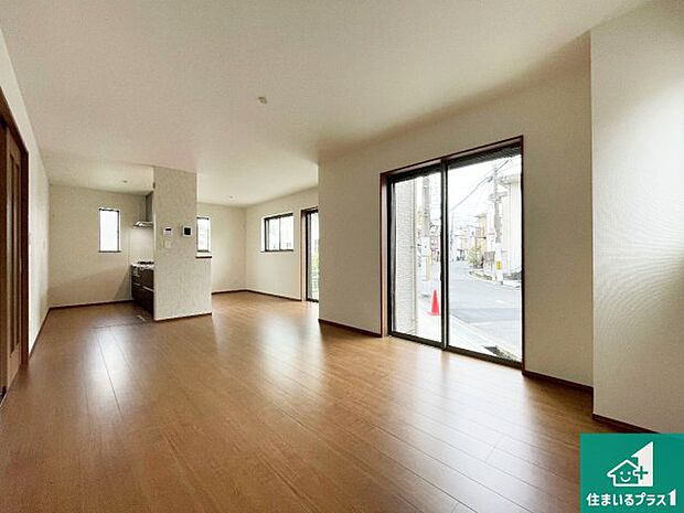 日当たり良好の明るいリビングで朝の目覚めもスッキリできそう!対面キッチンでご家族のコミュニケーションも自然と増える設計!小さなお子様が遊ぶスペースを作っても広々とくつろげるLDK!