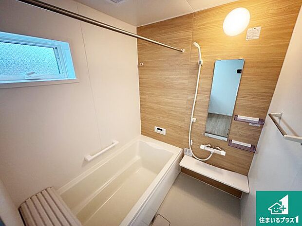 足をゆったり伸ばして寛げる浴槽です。窓が設けられていますので差し込む光が明るく穏やかな雰囲気にしてくれます♪浴室乾燥機も設置しているので、雨の日の洗濯物も安心です♪