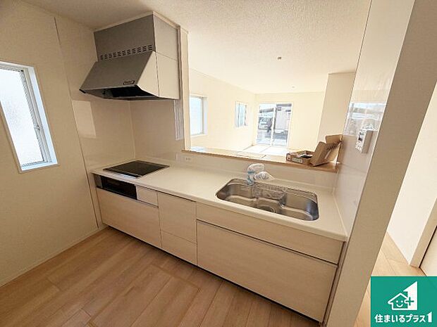 リビングと統一感があり、使い勝手のいいキッチン。広々としているので、二人並んで作業が出来ちゃいます。お子様と一緒に色々なお料理に挑戦できるスペースがあります。