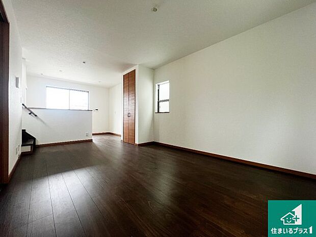 日当たり良好の明るいリビングで朝の目覚めもスッキリできそう!対面キッチンでご家族のコミュニケーションも自然と増える設計!小さなお子様が遊ぶスペースを作っても広々とくつろげるLDK!