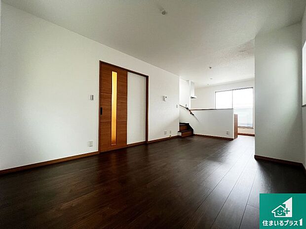 シンプルなリビングは、観葉植物等のインテリアを楽しめますね!パパ好みにも、ママ好みにも家具次第で雰囲気を変えることができます!