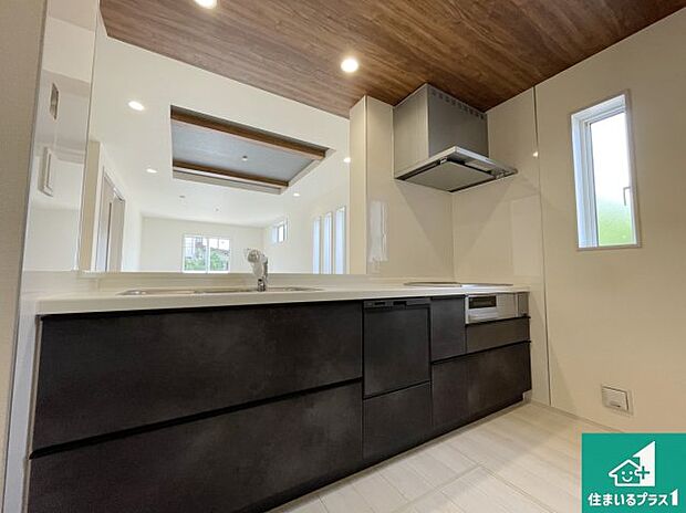 リビングと統一感があり、使い勝手のいいキッチン。広々としているので、二人並んで作業が出来ちゃいます。お子様と一緒に色々なお料理に挑戦できるスペースがあります。