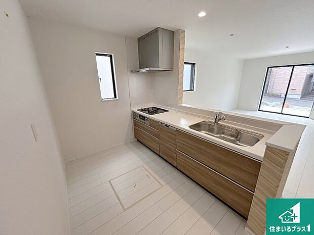 リビングと統一感があり、使い勝手のいいキッチン。広々としているので、二人並んで作業が出来ちゃいます。お子様と一緒に色々なお料理に挑戦できるスペースがあります。