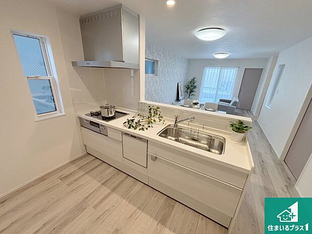 リビングと統一感があり、使い勝手のいいキッチン。広々としているので、二人並んで作業が出来ちゃいます。お子様と一緒に色々なお料理に挑戦できるスペースがあります。