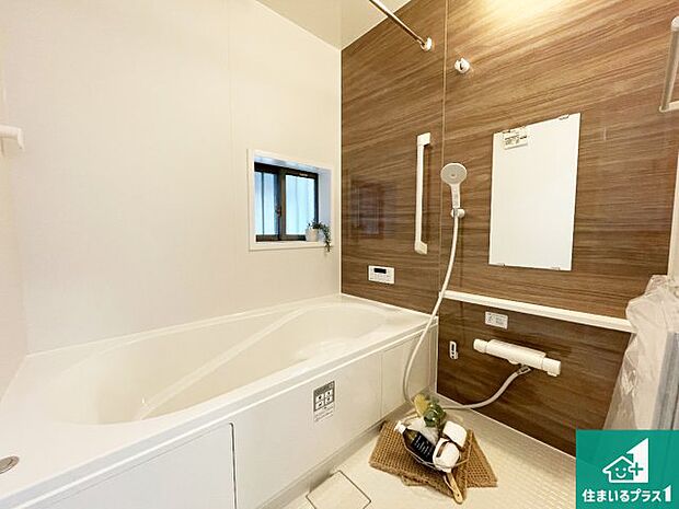 足をゆったり伸ばして寛げる浴槽です。窓が設けられていますので差し込む光が明るく穏やかな雰囲気にしてくれます♪浴室乾燥機も設置しているので、雨の日の洗濯物も安心です♪