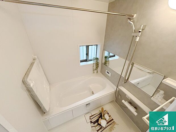 足をゆったり伸ばして一日の疲れを癒してくれる浴槽。窓は少し高めに設置することで、外部からの視線も気にならない設計にし、かつ差し込む光が明るく穏やかな雰囲気にしてくれます!