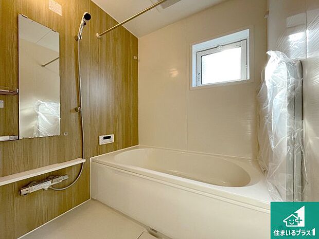 足をゆったり伸ばして寛げる浴槽です。窓が設けられていますので差し込む光が明るく穏やかな雰囲気にしてくれます♪浴室乾燥機も設置しているので、雨の日の洗濯物も安心です♪