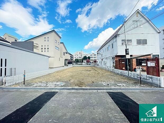 周辺は落ち着いた街並みの住宅地!子育てがしやすい住環境です!まだ未完成ですが、現地でしかわからない事もございます。是非一度ご覧ください。