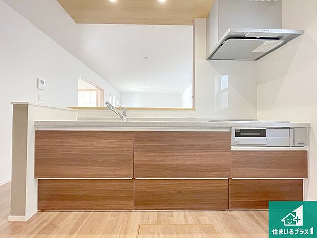 リビングと統一感があり、使い勝手のいいキッチン。広々としているので、二人並んで作業が出来ちゃいます。お子様と一緒に色々なお料理に挑戦できるスペースがあります。