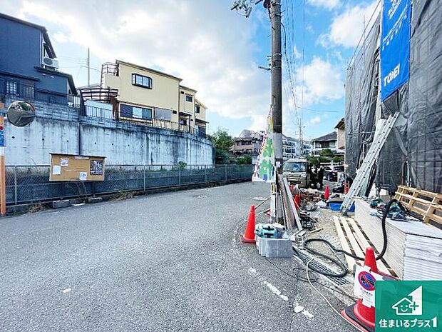 周辺は落ち着いた街並みの住宅地!子育てがしやすい住環境です!まだ未完成ですが、現地でしかわからない事もございます。是非一度ご覧ください。