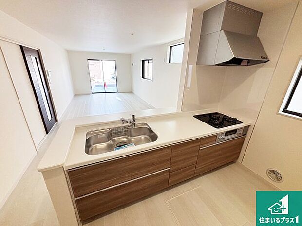 リビングと統一感があり、使い勝手のいいキッチン。広々としているので、二人並んで作業が出来ちゃいます。お子様と一緒に色々なお料理に挑戦できるスペースがあります。