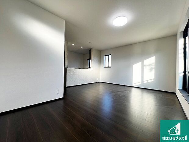 日当たり良好の明るいリビングで朝の目覚めもスッキリできそう!対面キッチンでご家族のコミュニケーションも自然と増える設計!小さなお子様が遊ぶスペースを作っても広々とくつろげるLDK!