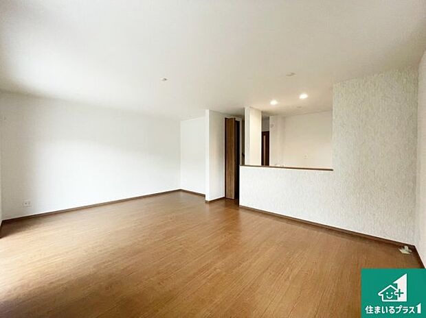 シンプルなリビングは、観葉植物等のインテリアを楽しめますね!パパ好みにも、ママ好みにも家具次第で雰囲気を変えることができます!